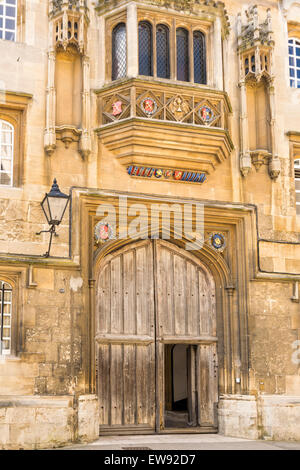 La città di Oxford il Corpus Christi College e il cancello di ingresso con stemmi Foto Stock