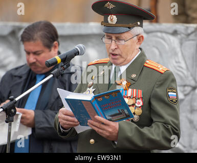 RUSSIA, BORODINÒ - 12 ottobre: custodisce il colonnello V. Kosarev parola sulla rievocazione storica della battaglia nella seconda guerra mondiale nei pressi del villaggio di Borodino nel 1941, nella regione di Mosca, Borodinò, il 12 ottobre 2014, Russia Foto Stock