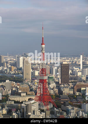 Una vista suggestiva della Tokyo Tower a Shibakouen, Tokyo, fotografata il 23 novembre 2003, che cattura l'iconica struttura contro lo skyline della città. Foto Stock