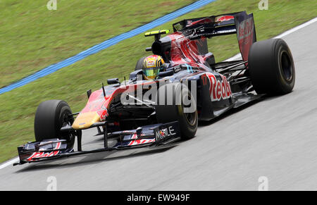 Jaime Alguersuari alla guida della Scuderia Toro Rosso durante la seconda sessione di prove libere del Gran Premio della Malesia 2010 sul circuito Internazionale di Sepang. Foto Stock