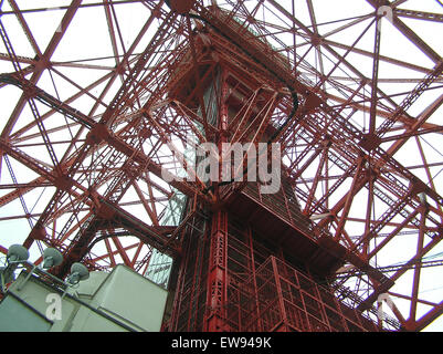 Una vista mozzafiato della Tokyo Tower a Shibakouen, Tokyo, fotografata il 4 maggio 2004, che cattura il famoso simbolo della città. Foto Stock