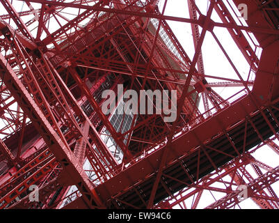 Una vista mozzafiato della Tokyo Tower a Shibakouen, Tokyo, fotografata il 4 maggio 2004, catturando la sua struttura e il paesaggio urbano iconico. Foto Stock