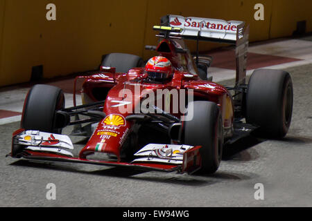 Kimi Räikkönen in FP2 al Gran Premio di Singapore 2014, testando la sua Ferrari F14 T sotto le luci notturne di Marina Bay. Foto Stock