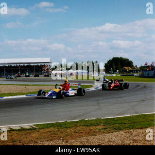 Nigel Mansell offre ad Ayrton Senna un viaggio di ritorno ai box dopo il Gran Premio di Gran Bretagna 1991 a Silverstone, dimostrando la sportività tra i rivali. Foto Stock