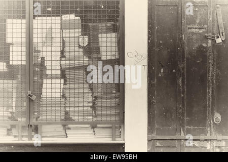 Libri impilati in una vecchia libreria bloccato nel quartiere di Castello Venezia Veneto Italia Europa Foto Stock