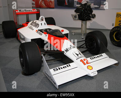 La vista anteriore destra della McLaren MP4-4, esposta presso la Honda Collection Hall, mette in risalto il design iconico e l'ingegneria che l'hanno resa una delle auto di maggior successo della F1. Foto Stock