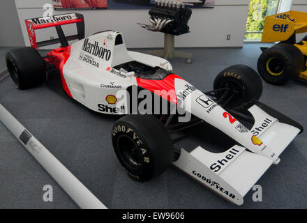 La McLaren MP4-6 e il suo motore Honda RA121E in mostra alla Honda Collection Hall, rappresentando la vettura vincitrice del campionato 1991 di Ayrton Senna. Foto Stock