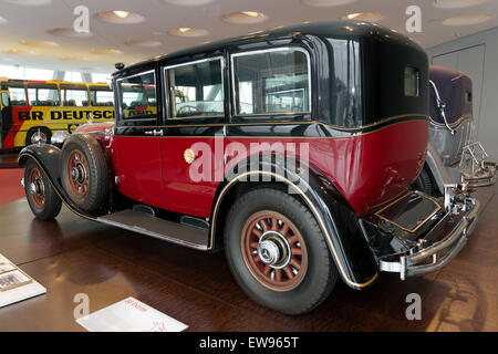 La Mercedes-Benz 770 Pullman-Limousine, esposta al Museo Mercedes-Benz, una lussuosa auto di stato utilizzata dall'Imperatore Showa del Giappone. Foto Stock