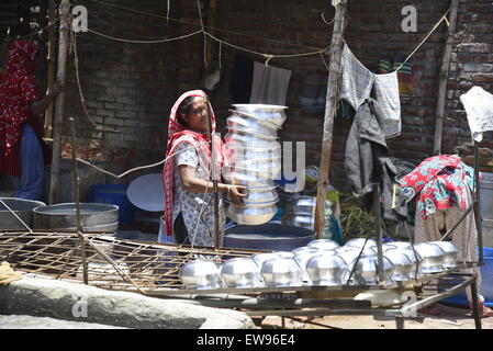 Manuale del Bangladesh fatiche delle donne lavora in una pentola in alluminio-making fabbrica, ogni lavoro guadagnare solo 300 Taka (US$ 3,87) al giorno a Dhaka, nel Bangladesh. Il 20 giugno 2015 Foto Stock