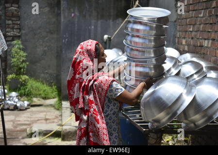 Manuale del Bangladesh fatiche delle donne lavora in una pentola in alluminio-making fabbrica, ogni lavoro guadagnare solo 300 Taka (US$ 3,87) al giorno a Dhaka, nel Bangladesh. Il 20 giugno 2015 Foto Stock