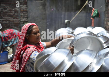 Manuale del Bangladesh fatiche delle donne lavora in una pentola in alluminio-making fabbrica, ogni lavoro guadagnare solo 300 Taka (US$ 3,87) al giorno a Dhaka, nel Bangladesh. Il 20 giugno 2015 Foto Stock