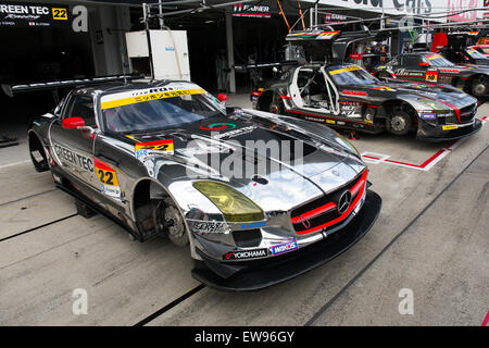 Le vetture Mercedes-Benz SLS AMG GT3 gareggiano nella serie Super GT 2014 sul circuito di Suzuka, in Giappone. Foto Stock