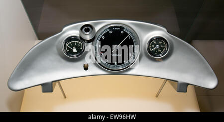 Cruscotto della Mercedes-Benz W196R esposto al Museo Mercedes-Benz, che ne mette in evidenza la strumentazione e il design. Foto Stock