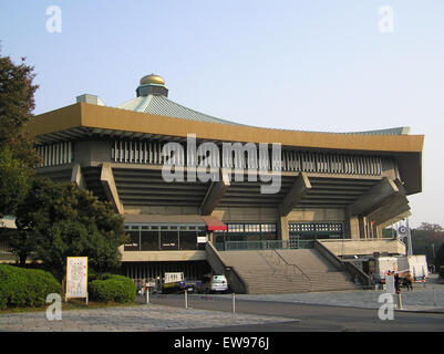Il Nippon Budokan nel Parco di Kitanomaru, Chiyoda, Tokyo, un luogo storico noto per le arti marziali, i concerti e gli eventi culturali. Foto Stock
