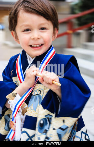 Bambino caucasico, boy, 5 anno di età, in blu formale kimono per il suo  Shichi-go-san cerimonia al santuario giapponese. Emozionato, sogghignando  contatto visivo, motion blur Foto stock - Alamy