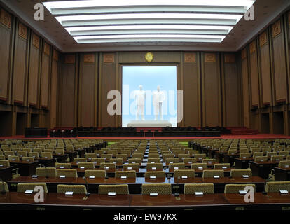 Pyongyang, la Corea del Nord. Dal 01 Giugno, 2015. Vista del grand hall della suprema assemblea popolare con le statue della "Eterna" Presidente Kim Il Sung e 'Dear" leader Kim Jong Il a Pyongyang, Corea del Nord, 01 giugno 2015. Sedi per 687 delegati, che si riuniscono in questa posizione una volta o due volte di un anno al massimo, sono raffigurate in primo piano. Foto: Andreas Landwehr/dpa/Alamy Live News Foto Stock