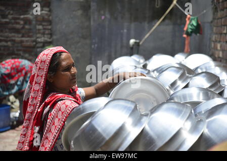 Manuale del Bangladesh fatiche delle donne lavora in una pentola in alluminio-making fabbrica, ogni lavoro guadagnare solo 300 Taka (US$ 3,87) al giorno a Dhaka, nel Bangladesh. Il 20 giugno 2015 Foto Stock