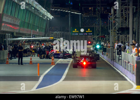 La pit Lane del Gran Premio di Singapore 2014, illuminata dalle luci notturne mentre i team si preparano per la strategia di gara e per il cambio di pneumatici. Foto Stock