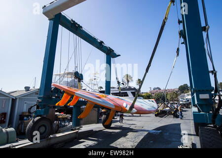 Newport, California, Stati Uniti d'America. 19 giugno 2015. Hurley evento sponsorizzato con la più grande del mondo con la tavola da surf di preparazione che il viaggio a Huntington Beach per il record mondiale di tentativo di rottura sul Surf internazionale la giornata di Sabato 20 Giugno, 2015. Un gruppo di surfers tenterà di cavalcare il "più grande del mondo con la tavola da surf di sabato in Huntington Beach, California. I surfisti speranza per rompere un record del mondo per la maggior parte delle persone a cavallo di una tavola da surf. © Dan Merkel/A-Frame/ZUMAPRESS.com/Alamy Live News Foto Stock