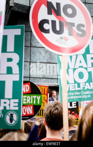 Londra, Regno Unito. Xx Giugno, 2015. Masse di persone marciando attraverso le strade di Londra il 20 di giugno 2014 che protestano contro il governo Tory della politica di austerità e di misure. Credito: Tom Arne Hanslien/Alamy Live News Foto Stock