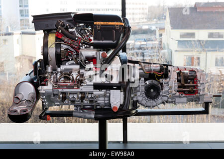 Il motore Porsche 930-60, esposto al Porsche Museum, un motore turbocompresso a sei cilindri piatti della leggendaria Porsche 911 Turbo. Foto Stock