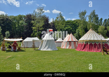 DEURNE, Belgio-Giugno 13, 2015: la ricostruzione del borgo medievale di camping di cavalieri durante Fete Medievale nel parc di Deurne Foto Stock