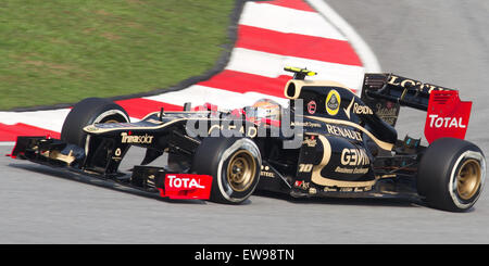 Romain Grosjean durante la sessione di qualificazione del Gran Premio della Malesia di Formula 1 2012. Questo momento mette in mostra le prestazioni di Grosjean per il Lotus F1 Team durante l'evento, un momento chiave nella sua stagione 2012. Foto Stock