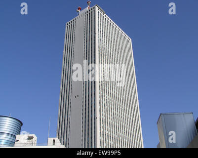 'Sunshine 60' è un grattacielo di rilievo situato a Ikebukuro, Tokyo. Completato nel 1978, era l'edificio più alto del Giappone all'epoca. La foto, scattata nel 2003, mostra il suo caratteristico design architettonico e l'ambiente urbano. Foto Stock