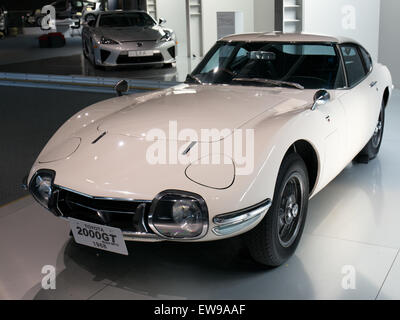 Toyota 2000GT MF10 (1968) parte anteriore sinistra Toyota Automobile Museum Foto Stock