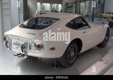 La Toyota 2000GT MF10 del 1968, esposta al Toyota Automobile Museum, è un'iconica auto sportiva giapponese. Nota per il suo design elegante e l'ingegneria avanzata, la vettura rimane un punto di riferimento nella storia dell'automobile. Foto Stock