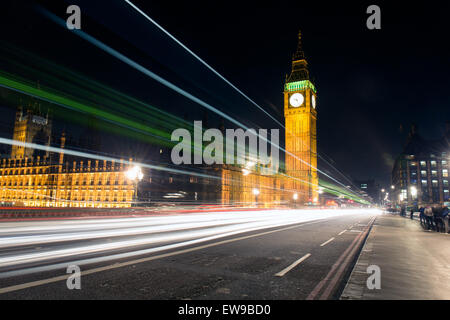 Il Big Ben, uno dei punti di riferimento più rappresentativi di Londra, si erge alto nel febbraio 2013. La torre dell'orologio, parte del Palazzo di Westminster, è un simbolo della cultura e della storia britannica, nota per il suo orologio e la campana, spesso associati al sistema parlamentare britannico. Foto Stock