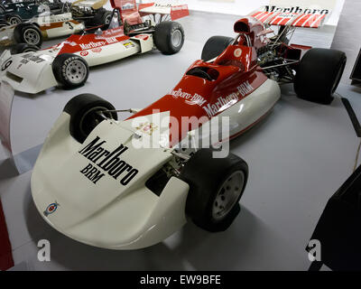 La BRM P180, presente nella Donington Grand Prix Collection, è un'auto da corsa significativa che mette in mostra l'innovazione e il design della sua epoca. Il suo design elegante e la sua ingegneria riflettono la natura competitiva degli sport motoristici negli anni '1960 Foto Stock