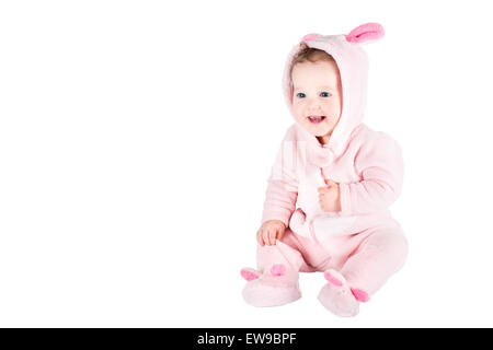 Funny baby in un coniglietto custom, isolato su bianco Foto Stock