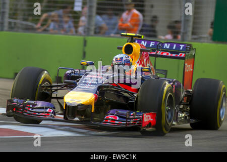Daniel Ricciardo, alla guida della Red Bull Racing, ha partecipato alla prima sessione di prove libere (FP1) al Gran Premio di Singapore 2014. La sessione è stata parte del Campionato del mondo di Formula 1, mettendo in mostra l'abilità di Ricciardo nelle impegnative condizioni di gara notturna del Marina Bay Circuit di Singapore. Foto Stock