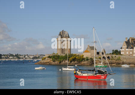 Il Tour per la città turistica di San Servan-sur-Mer a solo una breve distanza dal suo più celebre prossimo, St Malo. Foto Stock