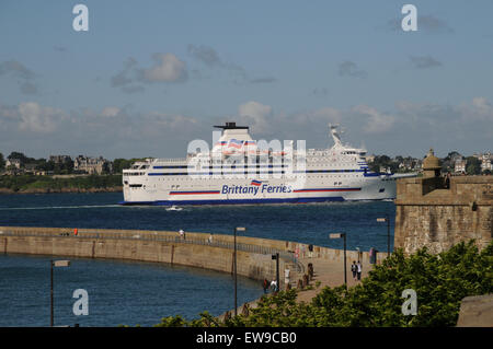 Un canale trasversale traghetto lascia il porto di St Malo, Bretagna, per Portsmouth.Il traghetto passa vicino alla città murata bastioni. Foto Stock