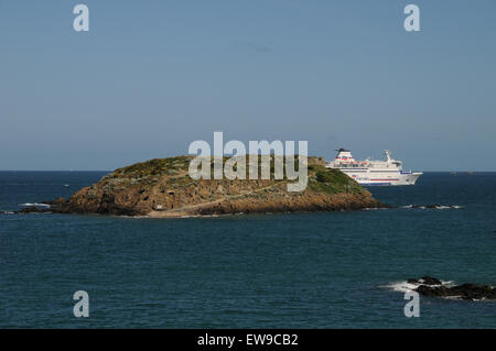 Un canale trasversale traghetto lascia il porto di St Malo, Bretagna, per Portsmouth.Il traghetto passa vicino alla città murata bastioni. Foto Stock