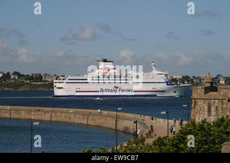 Un canale trasversale traghetto lascia il porto di St Malo, Bretagna, per Portsmouth.Il traghetto passa vicino alla città murata bastioni. Foto Stock