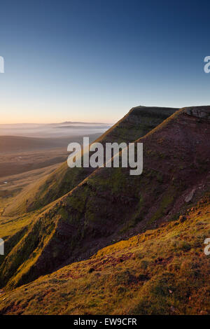 Nord Est scarpata del ventilatore Foel. La Montagna Nera. Parco Nazionale di Brecon Beacons. La contea di Powys. Il Galles. Regno Unito. Pen y la ventola e il mais Du su Foto Stock