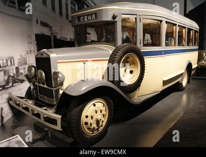 L'autobus TGE-MP delle Ferrovie governative giapponesi del 1930 faceva parte di una prima flotta utilizzata per il trasporto pubblico in Giappone. Questo modello di autobus mette in evidenza i progressi tecnologici e il design del tempo, che fungono da elemento chiave nello sviluppo delle infrastrutture di trasporto del Giappone durante l'inizio del XX secolo. Foto Stock
