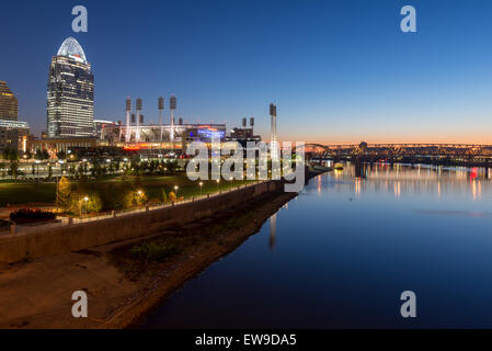 Alba sopra Cincinnati skyline e le rive del fiume Ohio Foto Stock