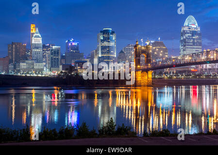 Alba sopra Cincinnati skyline e il fiume Ohio con Roebling ponte in primo piano Foto Stock