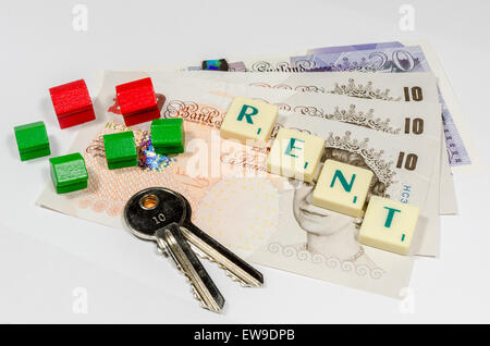 Sterlina inglese note e piastrelle di gioco l'ortografia della parola affitto lungo con toy case di legno e una coppia di argento yale tasti stile Foto Stock