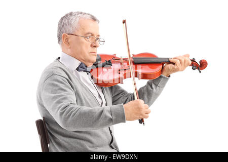 Musicista senior di riproduzione di un segnale acustico di violino seduto su una sedia in legno isolato su bianco Foto Stock