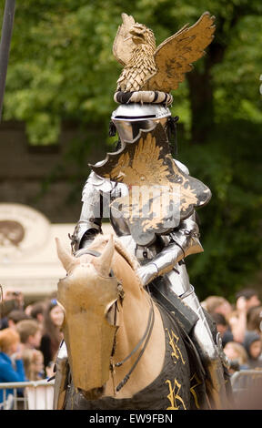 Peterborough 20 Giugno 2015: oltre 300 costume re-enactors provenienti da tutto il paese ha trasformato la cattedrale motivi in una stravaganza storica, personaggi in costume da cavalieri a cavallo, la Grande Guerra e la II Guerra Mondiale gli avieri. Credito: Clifford Norton/Alamy Live News Foto Stock