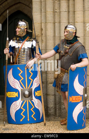 Peterborough 20 Giugno 2015: oltre 300 costume re-enactors provenienti da tutto il paese ha trasformato la cattedrale motivi in una stravaganza storica, personaggi in costume da cavalieri a cavallo, la Grande Guerra e la II Guerra Mondiale gli avieri. Credito: Clifford Norton/Alamy Live News Foto Stock