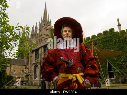 Peterborough 20 Giugno 2015: oltre 300 costume re-enactors provenienti da tutto il paese ha trasformato la cattedrale motivi in una stravaganza storica, personaggi in costume da cavalieri a cavallo, la Grande Guerra e la II Guerra Mondiale gli avieri. Credito: Clifford Norton/Alamy Live News Foto Stock