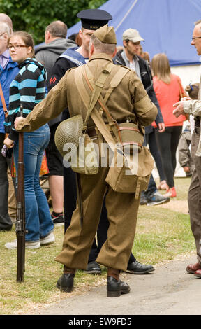 Peterborough 20 Giugno 2015: oltre 300 costume re-enactors provenienti da tutto il paese ha trasformato la cattedrale motivi in una stravaganza storica, personaggi in costume da cavalieri a cavallo, la Grande Guerra e la II Guerra Mondiale gli avieri. Credito: Clifford Norton/Alamy Live News Foto Stock