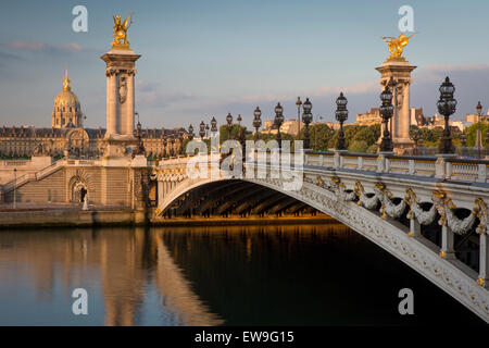 Dawn sopra la Senna, Pont Alexandre III e Hotel des Invalides, Parigi, Francia Foto Stock