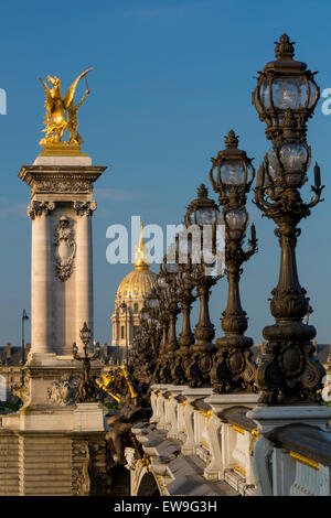 L'ornato Pont Alexandre III con Hotel des Invalides Beyond, Parigi, Francia Foto Stock